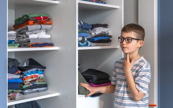 Dressing enfant : comment l&rsquo;organiser pour qu&rsquo;il suive sa croissance