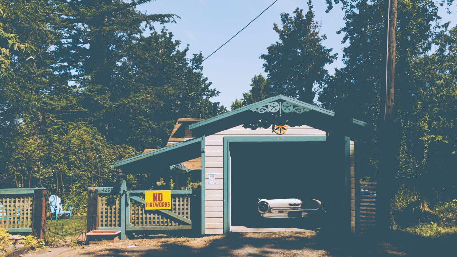 Voiture garée dans un garage, priorité au stationnement avant le rangement