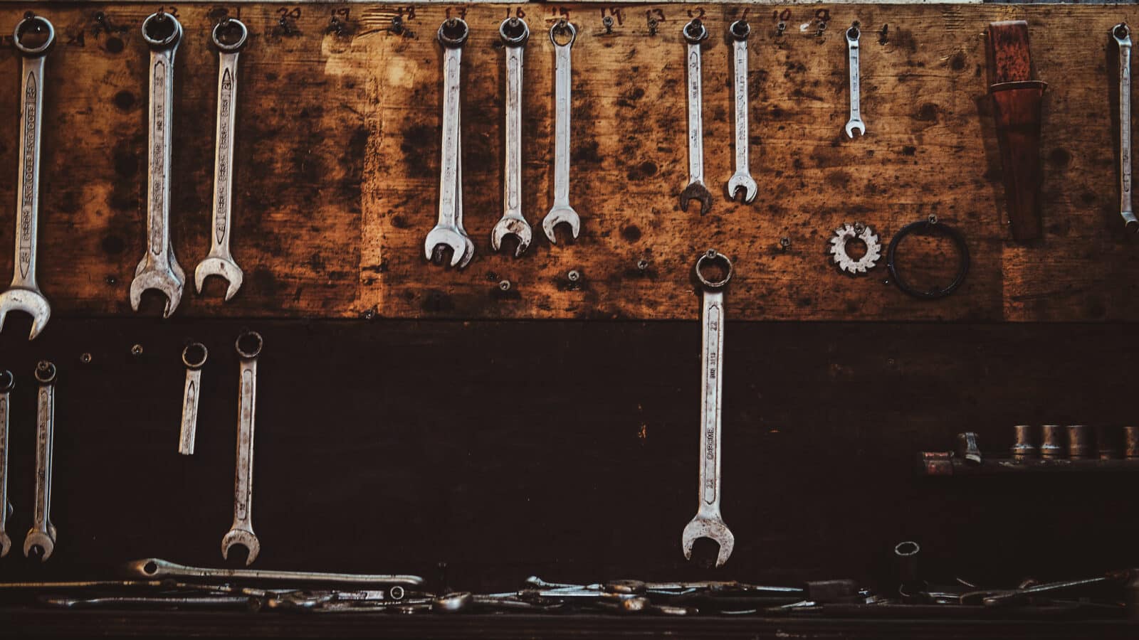 Outils accrochés sur un panneau perforé dans un garage bien organisé