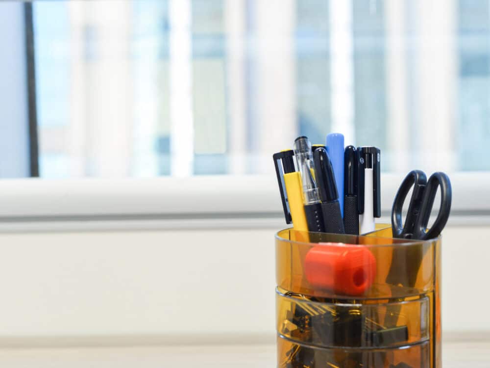 Rangement fournitures de bureau : stylos, papeterie et petit matériel sans le vrac