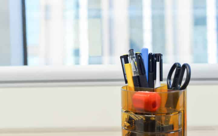 Rangement fournitures de bureau : stylos, papeterie et petit matériel sans le vrac