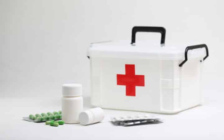 Armoire à pharmacie : bien organiser sa trousse de secours à la maison