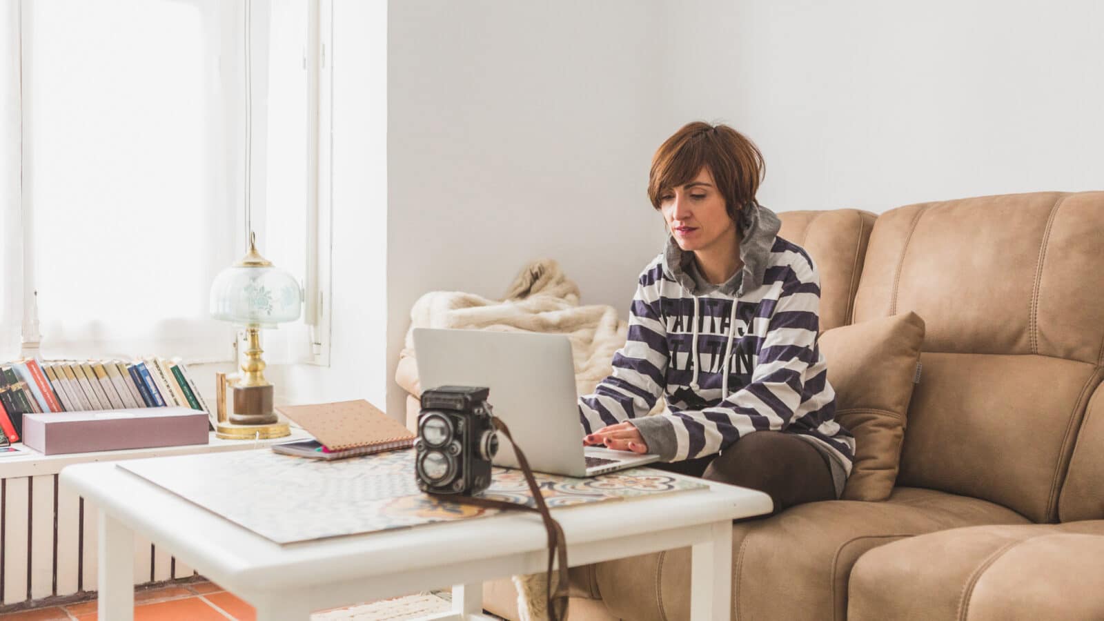 Coin bureau aménagé dans un salon avec ordinateur portable posé sur une table basse