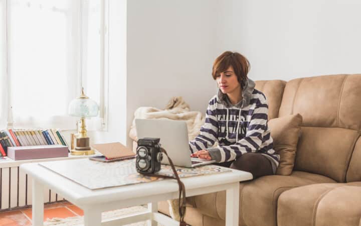 Coin bureau dans le salon : travailler à la maison sans y penser le soir