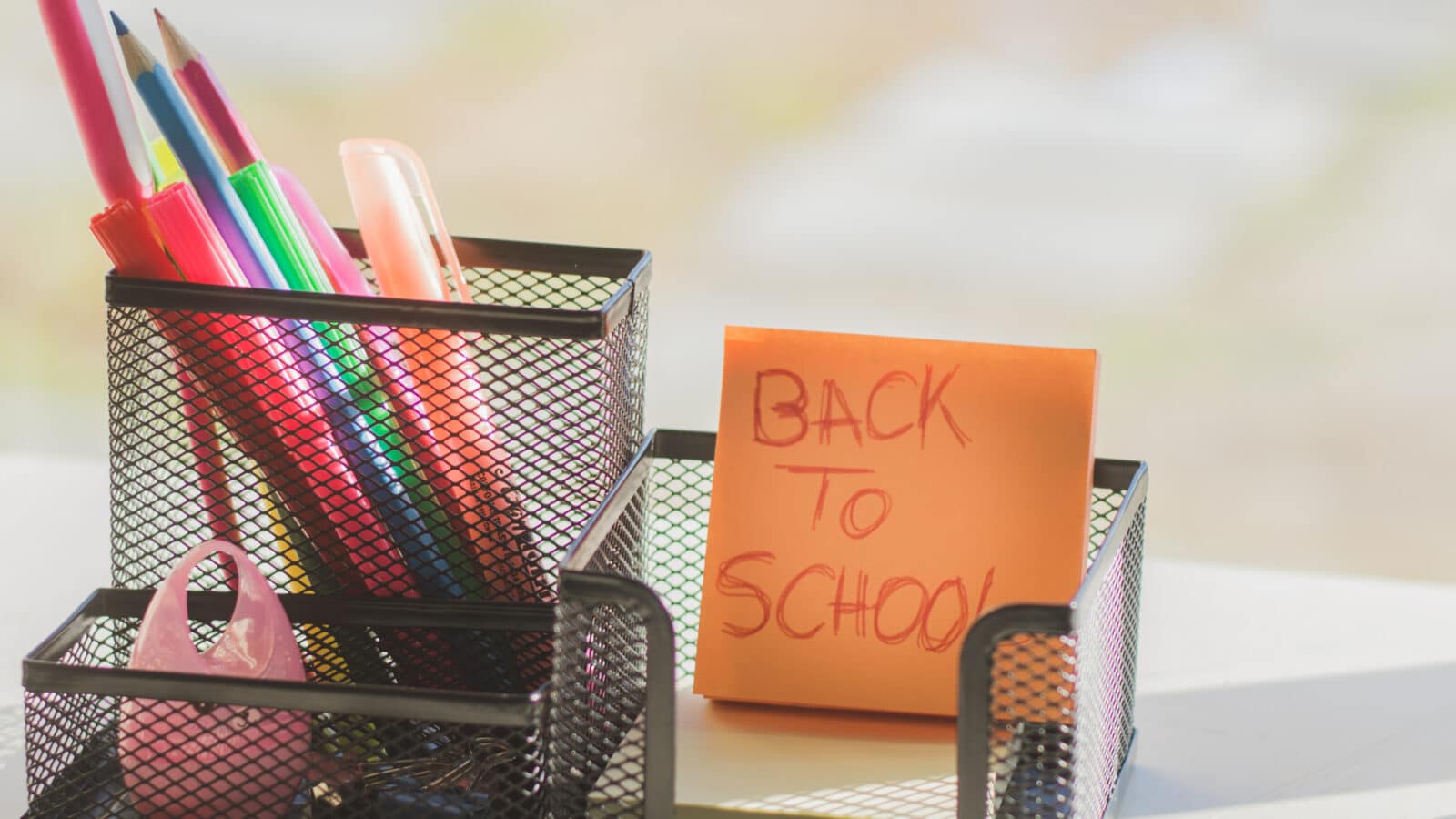 Organisateur de bureau avec pot à crayons, bac à documents et accessoires de rangement