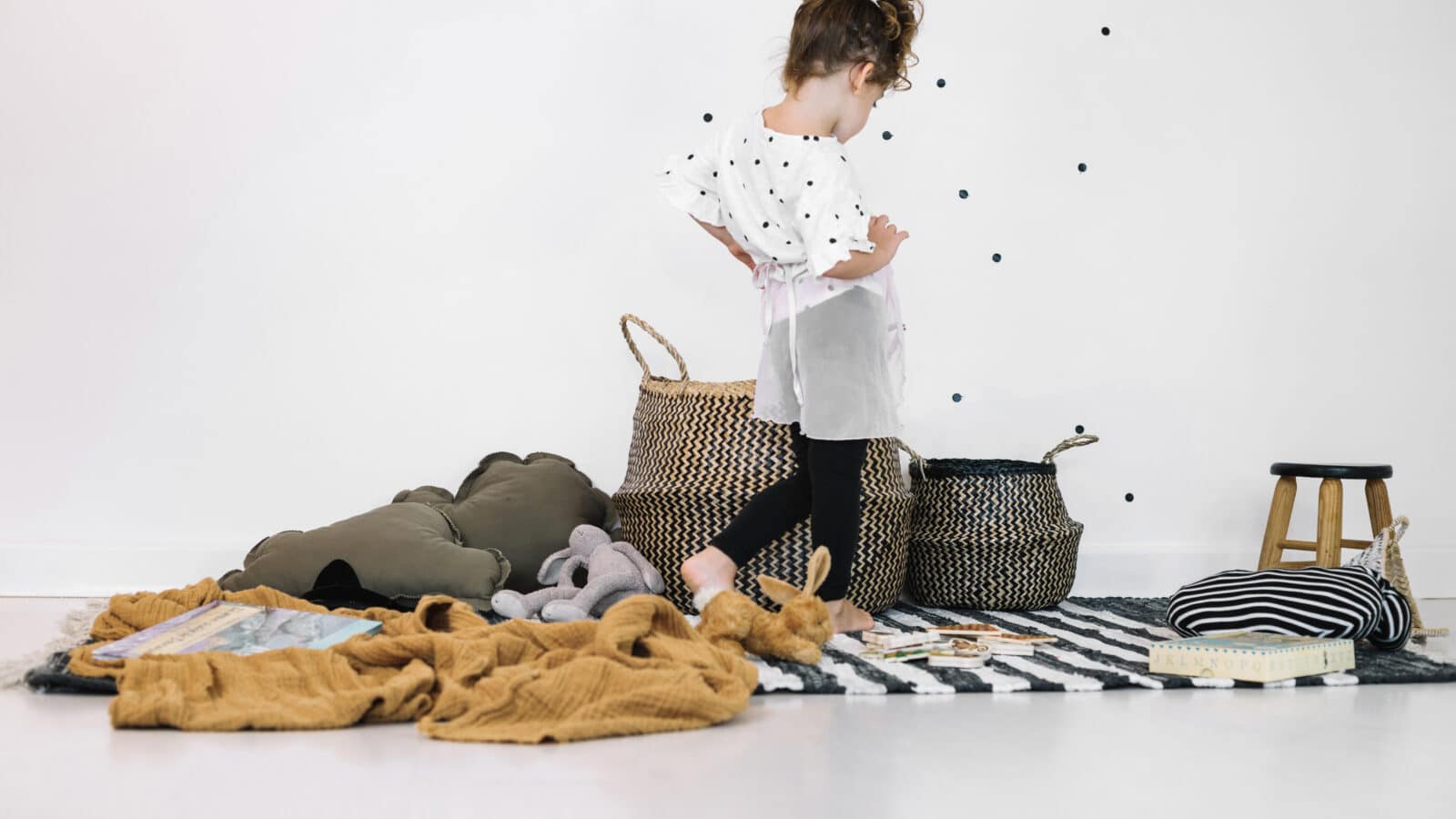 Bac de rangement pour jouets dans un salon