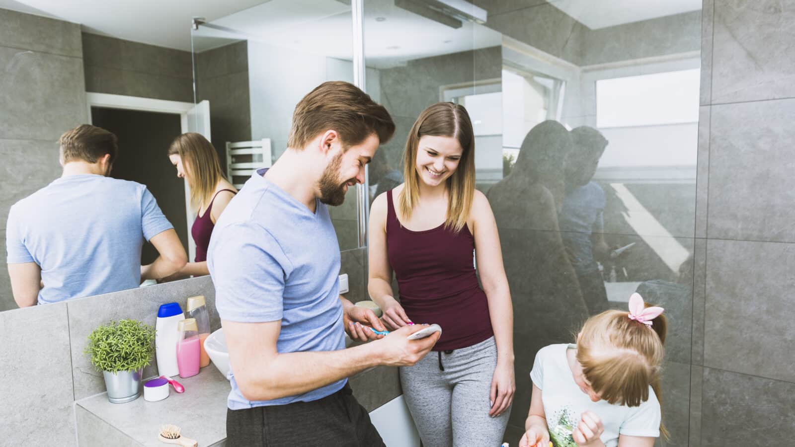 Famille se préparant à se laver les dents ensemble dans la salle de bain