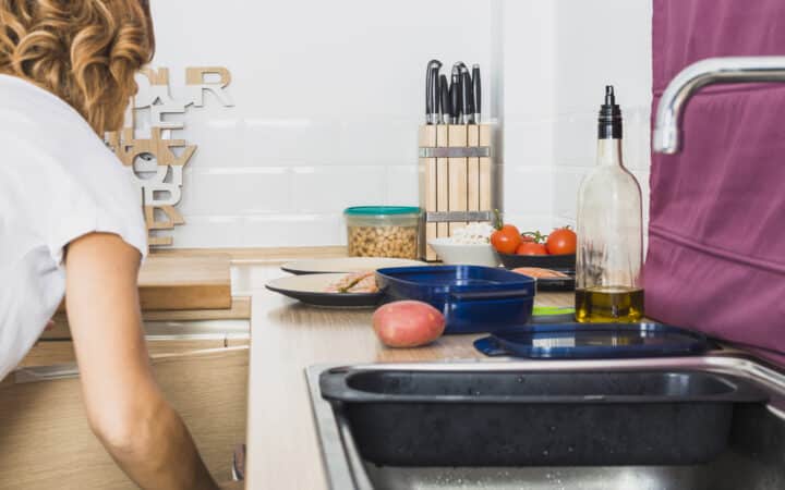 Rangement sous évier cuisine : dompter le placard le plus mal-aimé