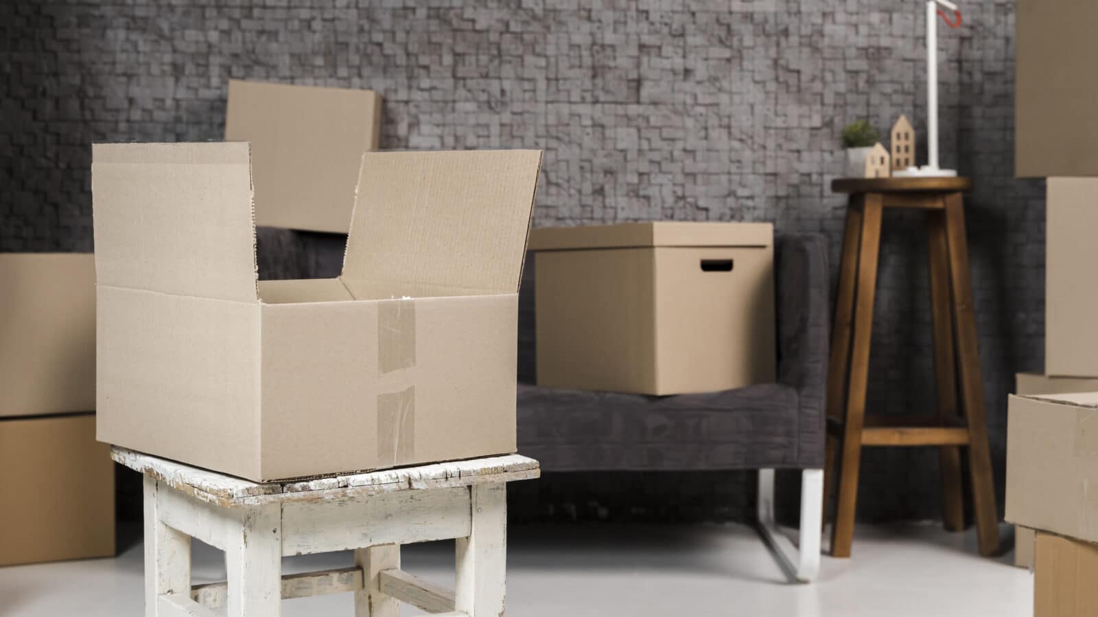 Cartons de déménagement prêts à être triés avant l'emballage