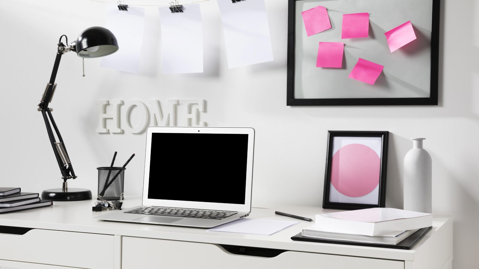 Bureau à domicile bien rangé avec ordinateur portable, câbles organisés et surface de travail dégagée