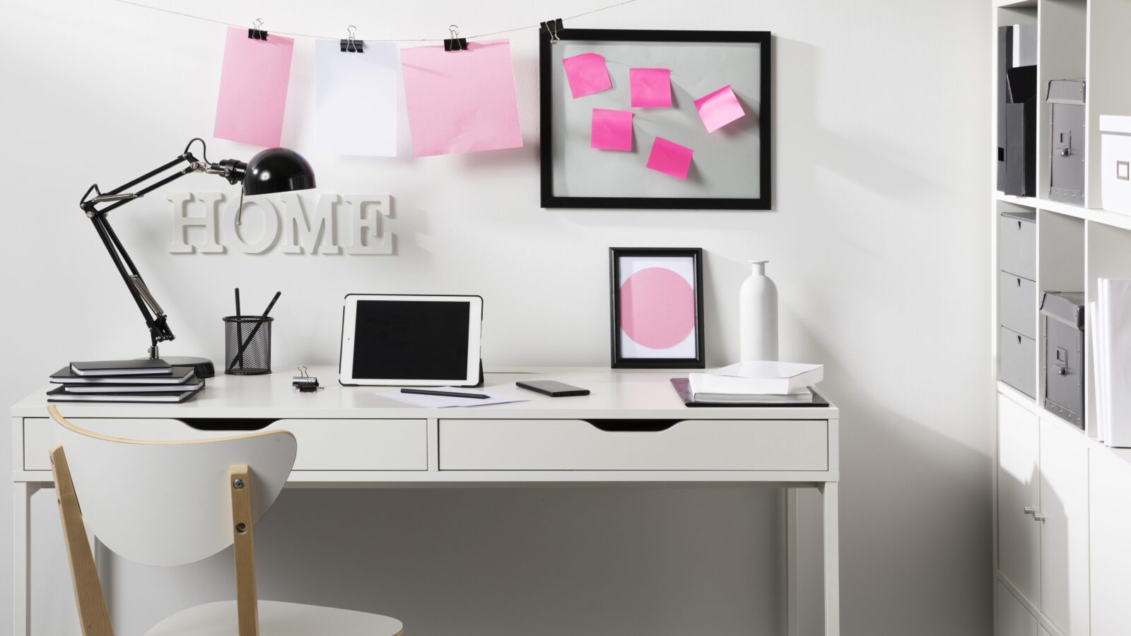 Petit bureau bien organisé avec ordinateur portable et rangement optimisé