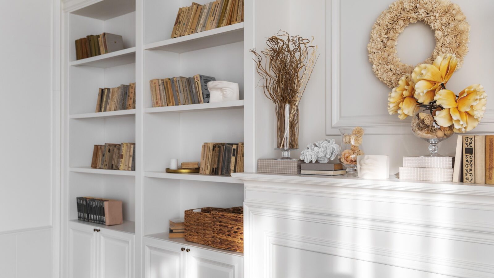 Bibliothèque de salon mêlant livres et objets déco sur des étagères en bois