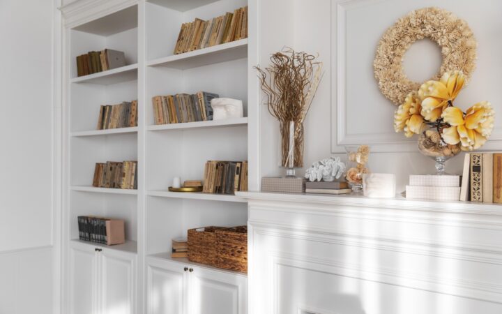 Bibliothèque de salon : le meuble mixte qui range bien plus que des livres