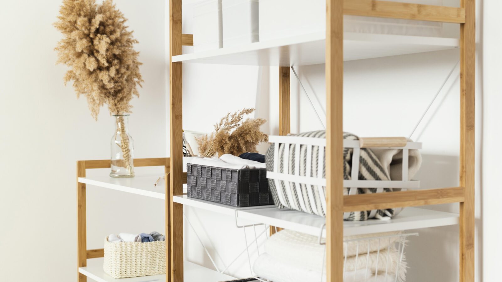 Rangement de garage organisé par bacs étiquetés pour la déco de Noël, le jardin et les vélos selon la saison