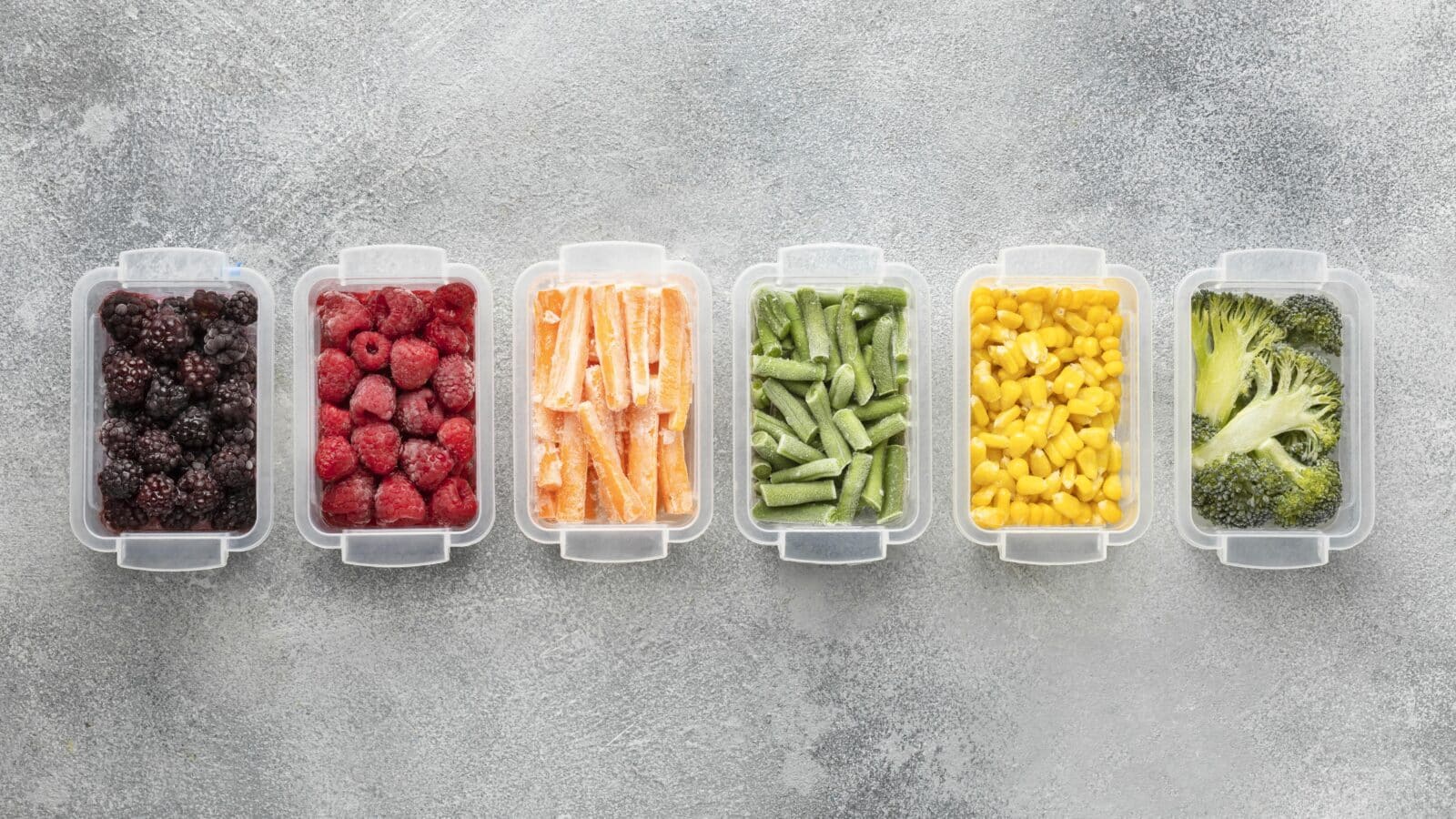 Aliments congelés bien rangés et organisés dans un congélateur, vue du dessus