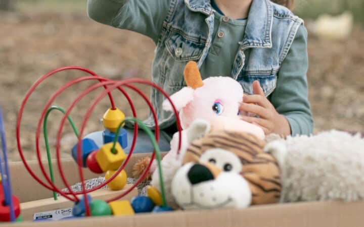 Désencombrer avec des enfants : trier jouets et vêtements sans crise