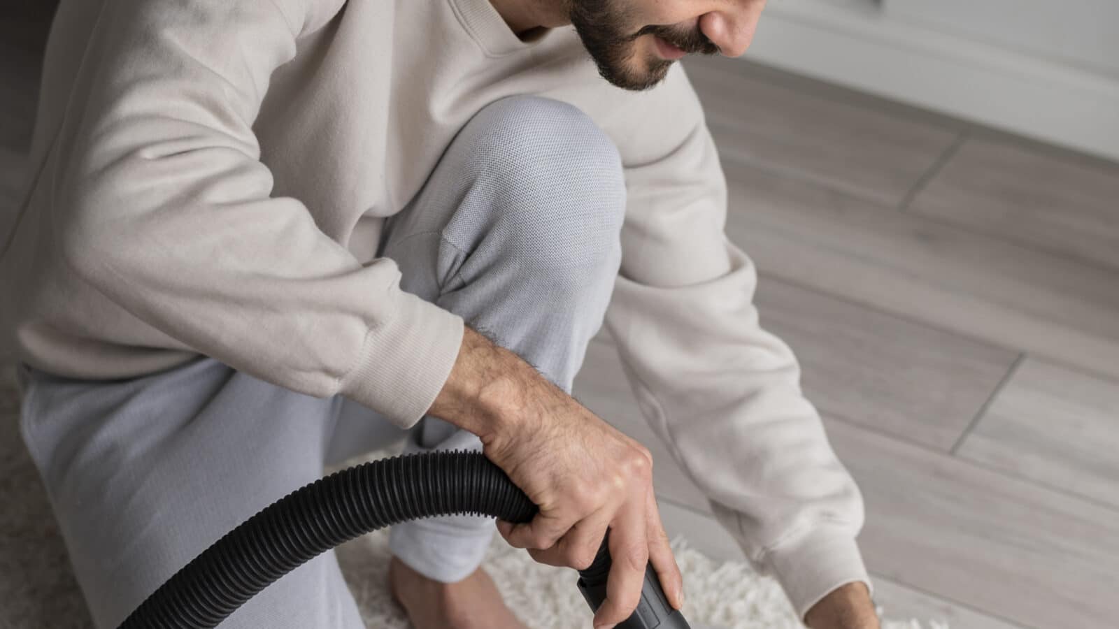 Rotation de garde-robe saisonnière avec vêtements pliés et housses de rangement