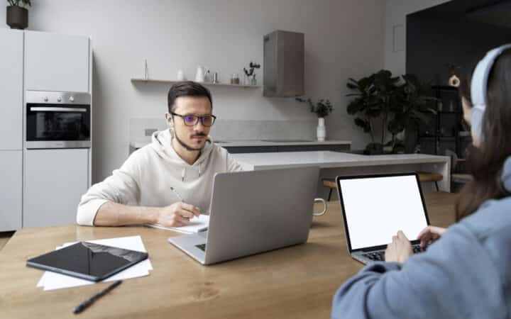 Bureau partagé en télétravail : organiser un poste utilisé par deux personnes
