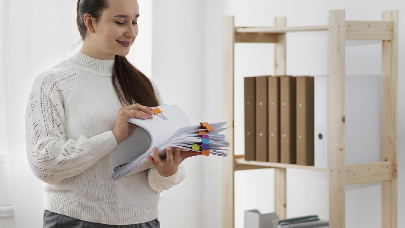 Personne triant des papiers administratifs sur une table