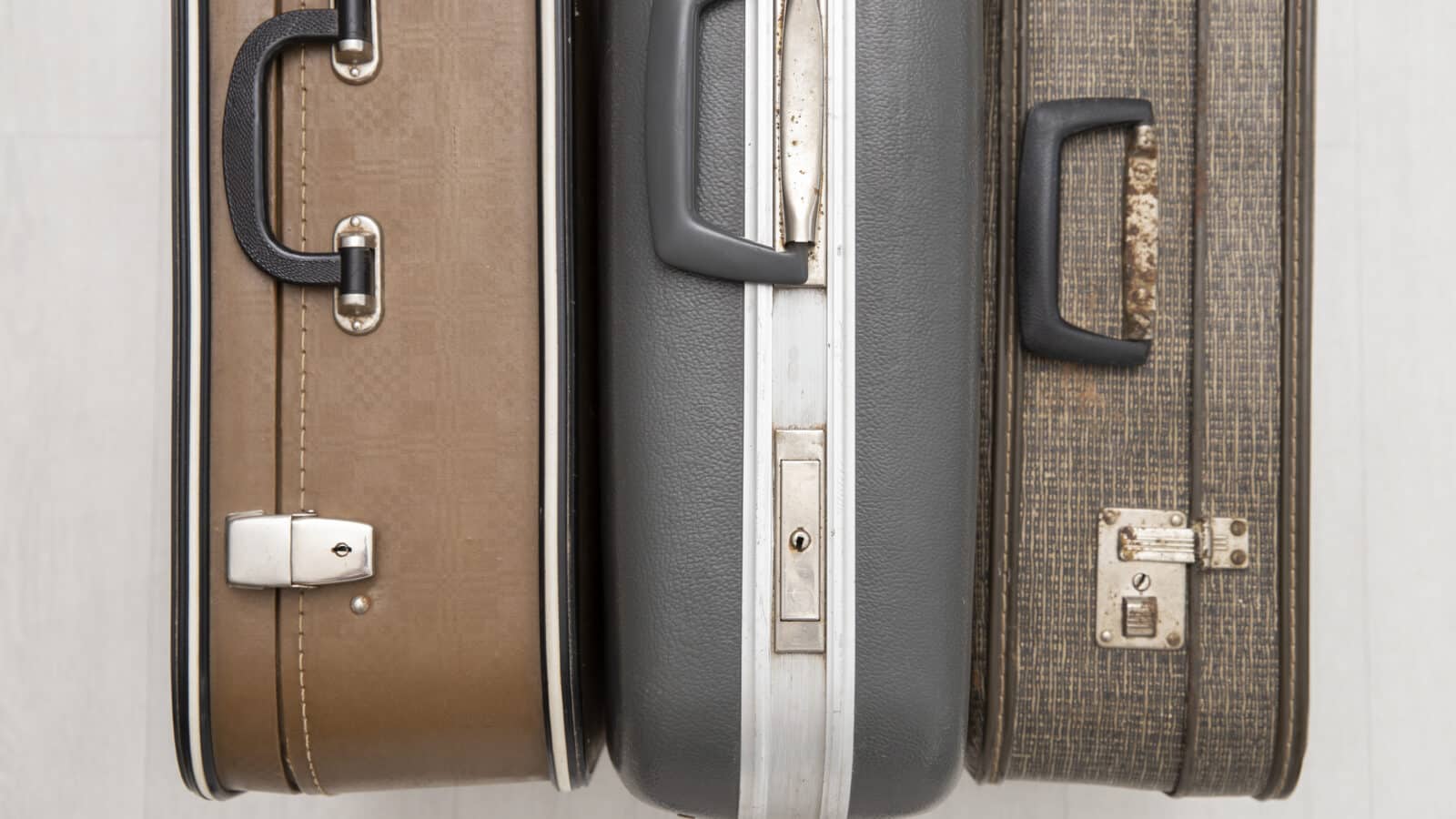 Assortiment de valises de tailles différentes rangées pour le rangement de la maison
