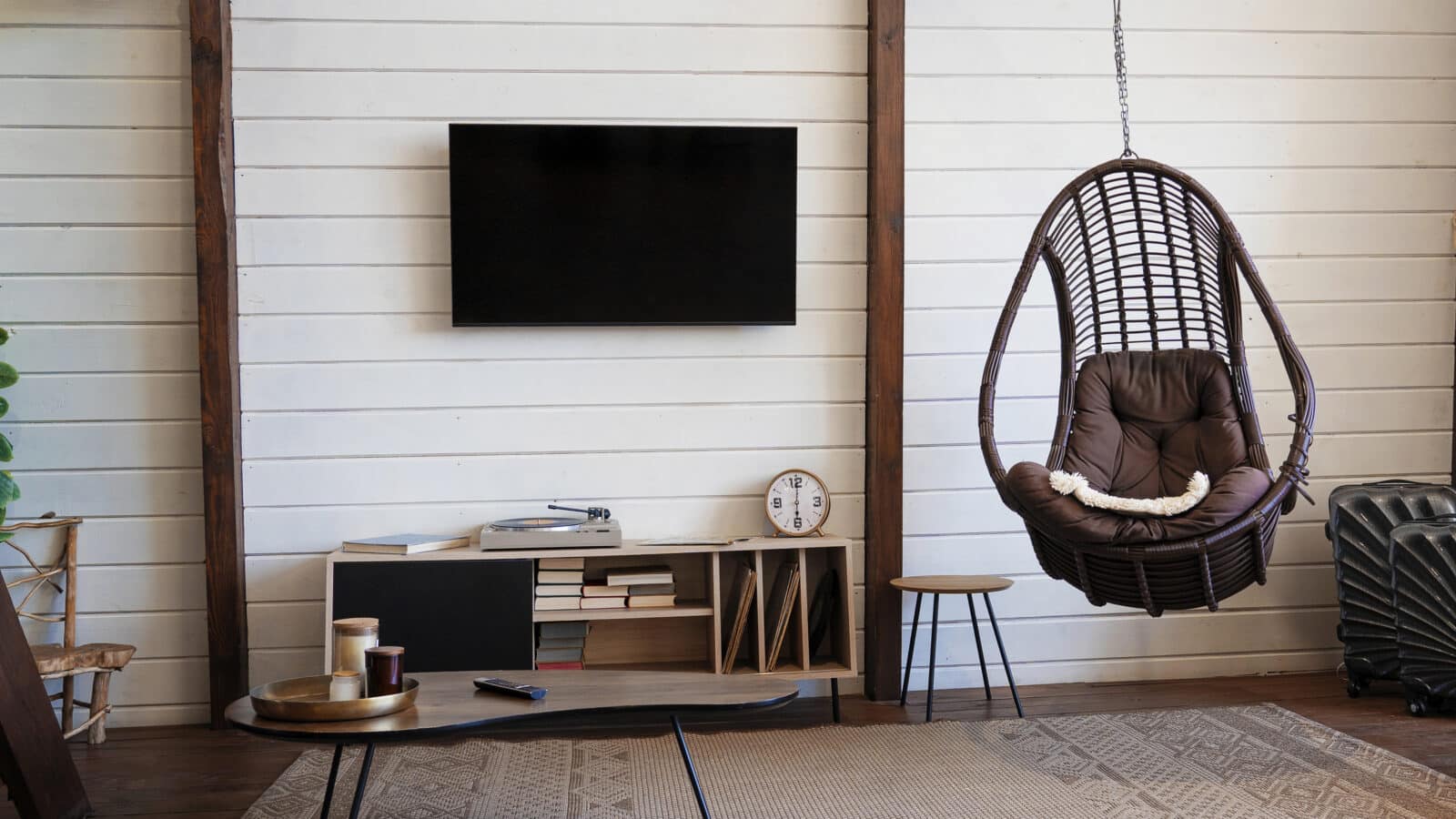 Salon rangé et chaleureux avec étagères et espace de rangement organisé