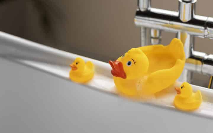 Rangement salle de bain enfant : organiser le bain sans finir trempé de partout