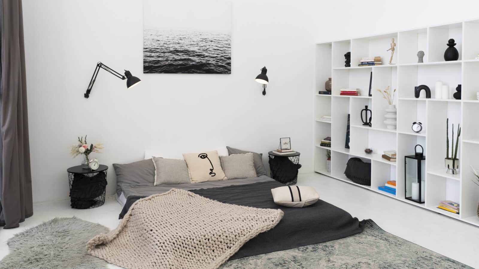 Petite chambre organisée avec rangement vertical et lit optimisé
