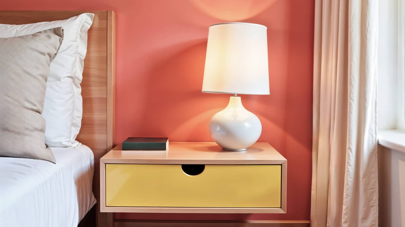 Table de chevet bien rangée avec lampe et tiroir dans une chambre moderne