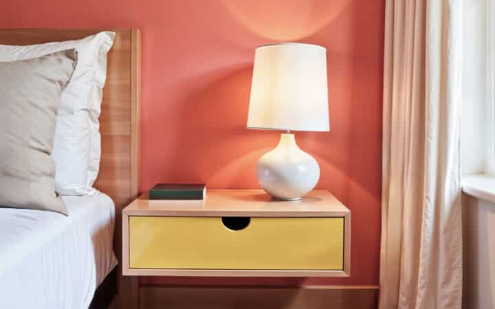 Rangement table de chevet : le petit meuble qui accumule tout sans qu&rsquo;on le voie
