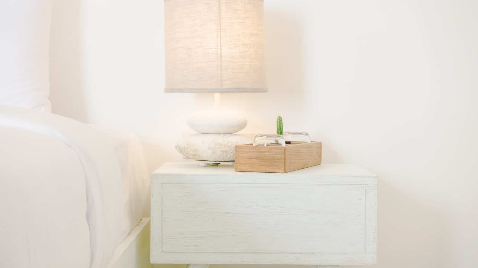 Chambre lumineuse et bien rangée avec table de chevet dégagée