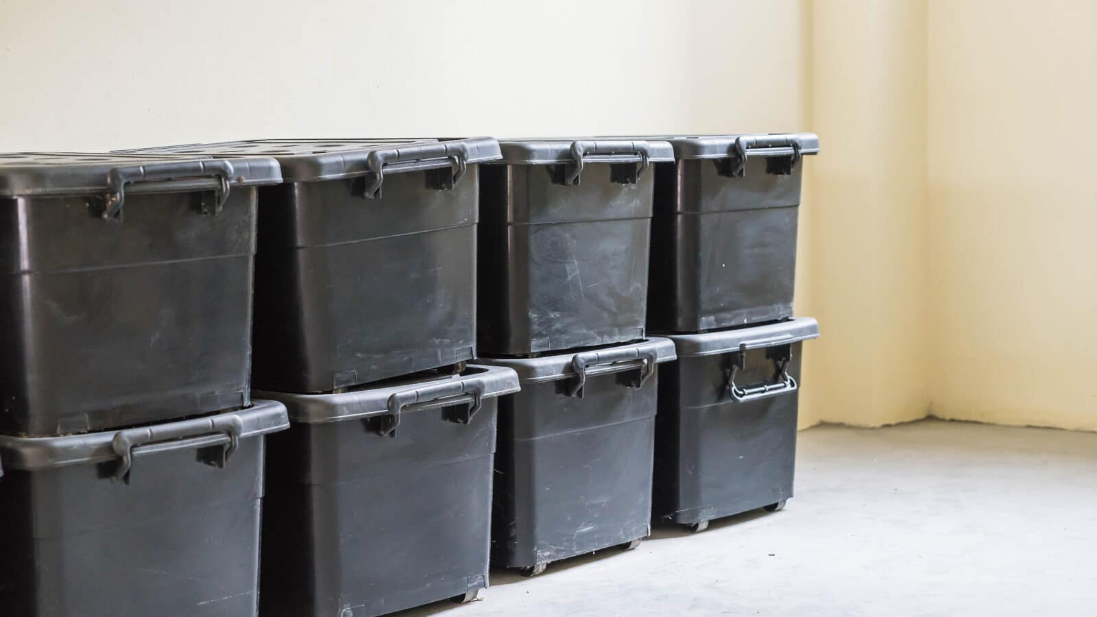 Bac de rangement en plastique hermétique pour protéger ses affaires dans un garage humide