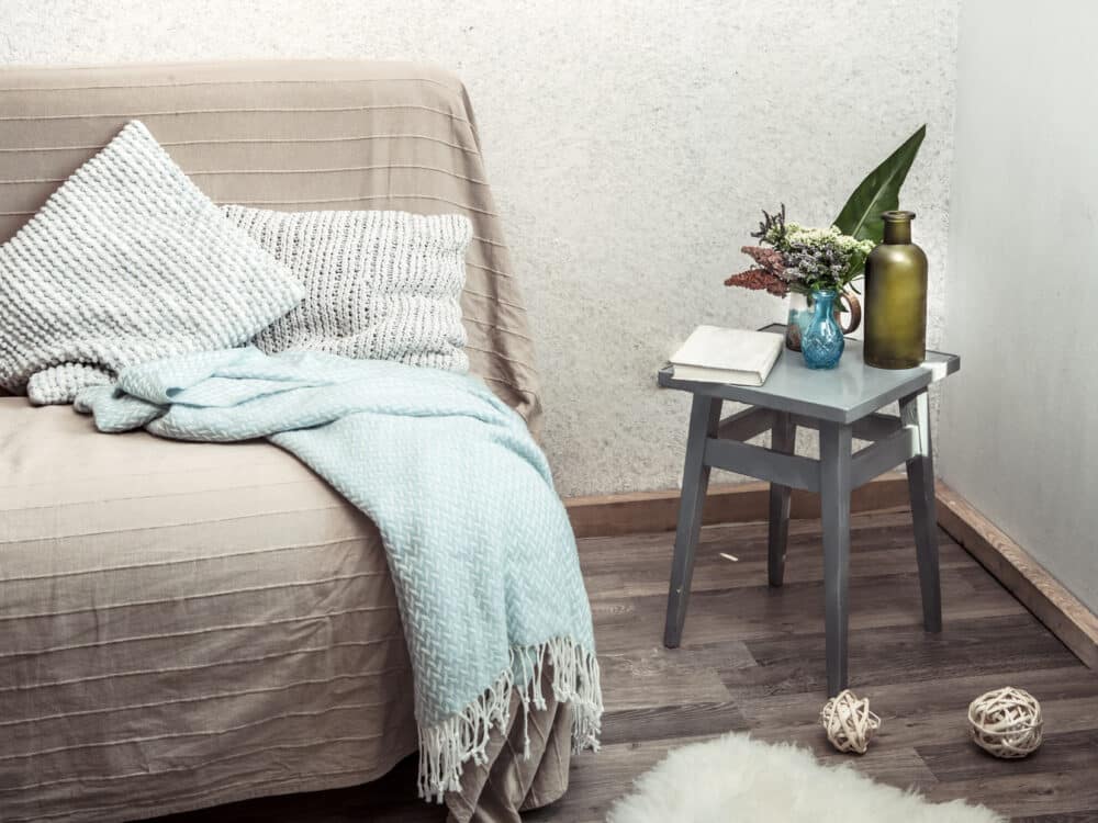 Trop de coussins, trop de plaids : le rangement qui sauve votre canapé