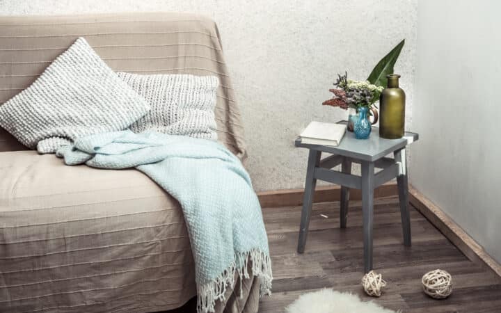 Trop de coussins, trop de plaids : le rangement qui sauve votre canapé