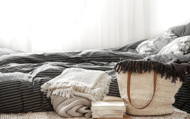 Rangement sous le lit : comment exploiter cet espace sans en faire un dépotoir