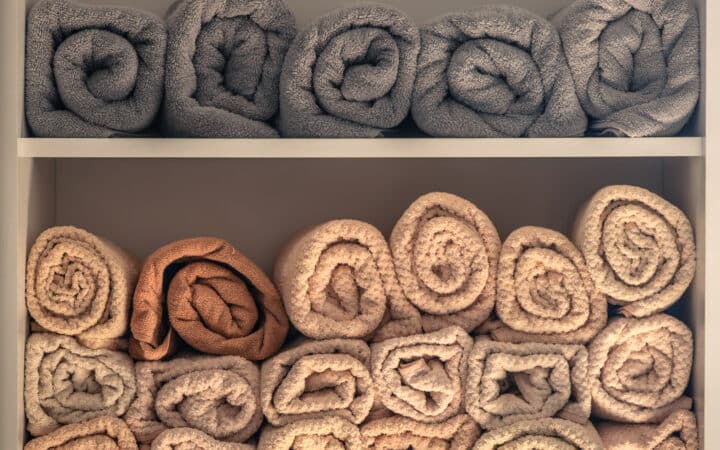 Rangement serviettes : bien organiser sa salle de bain sans multiplier les barres