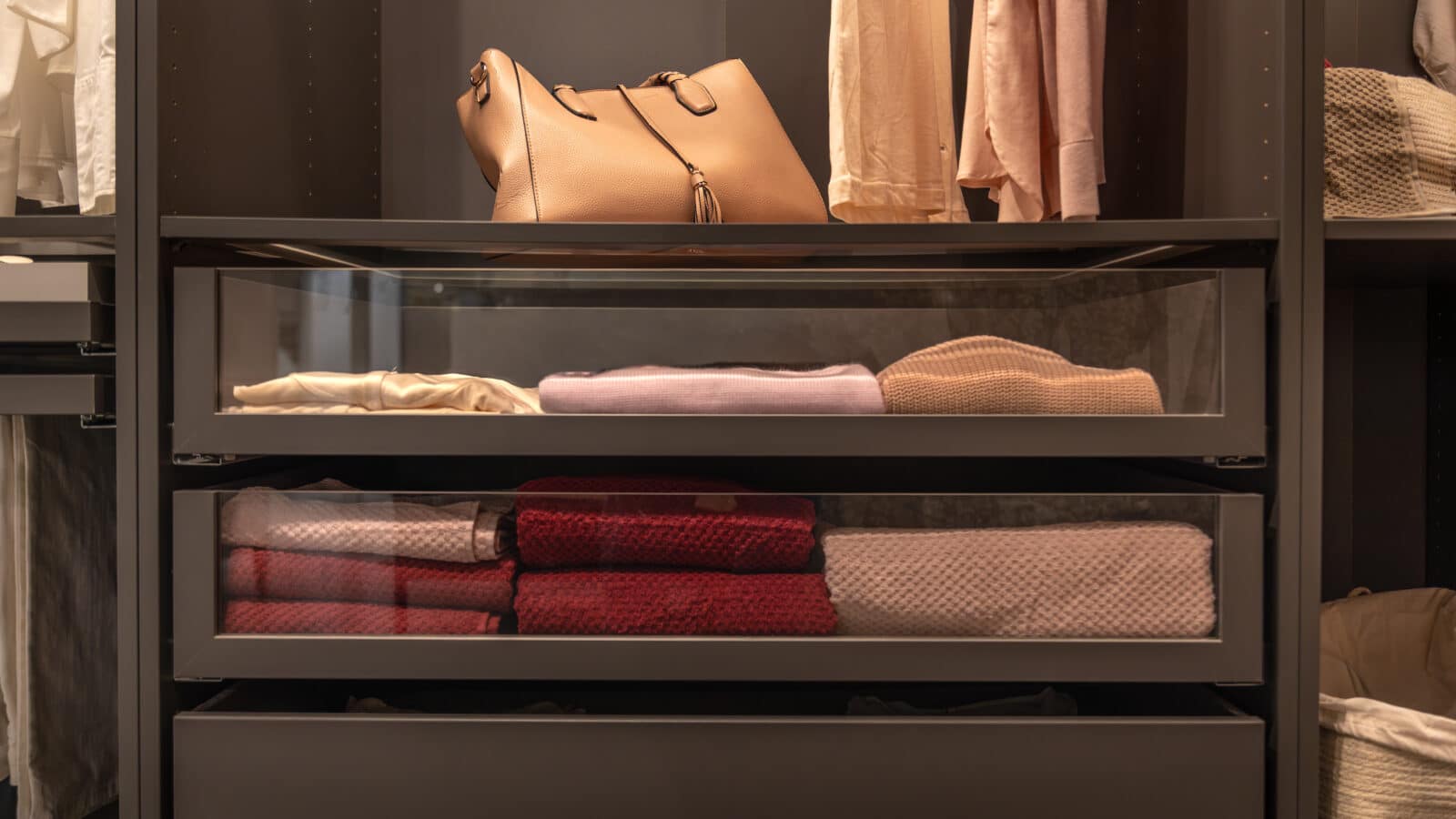 Tiroir de commode avec vêtements pliés à la verticale, rangés par catégorie