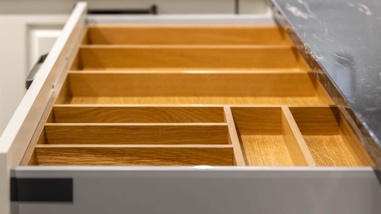 Tiroir de cuisine organisé avec séparateurs en bois pour ustensiles