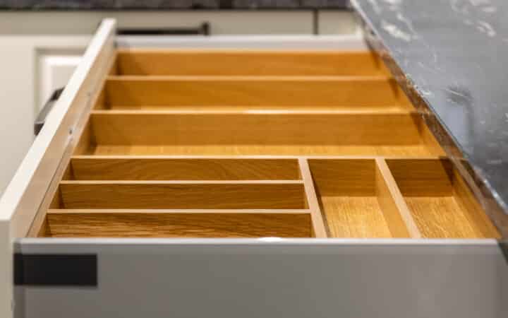 Rangement tiroir cuisine : organiser ustensiles et bazar sans tout mélanger