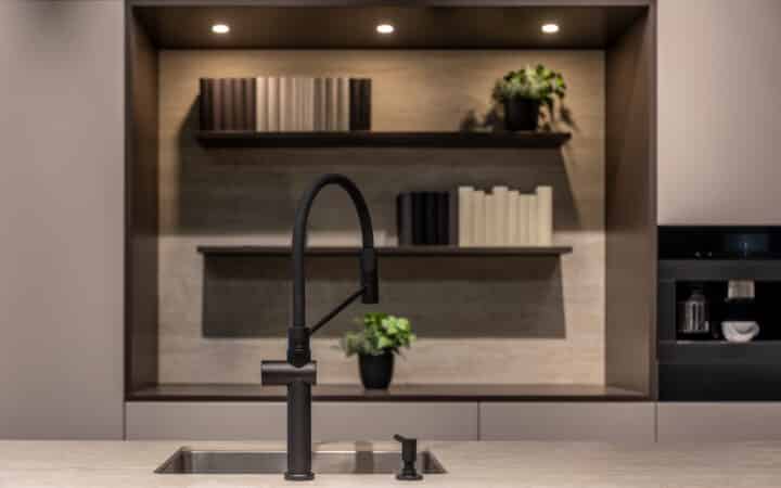 Rangement plan de travail cuisine : la règle des 3 objets pour une surface vraiment libre