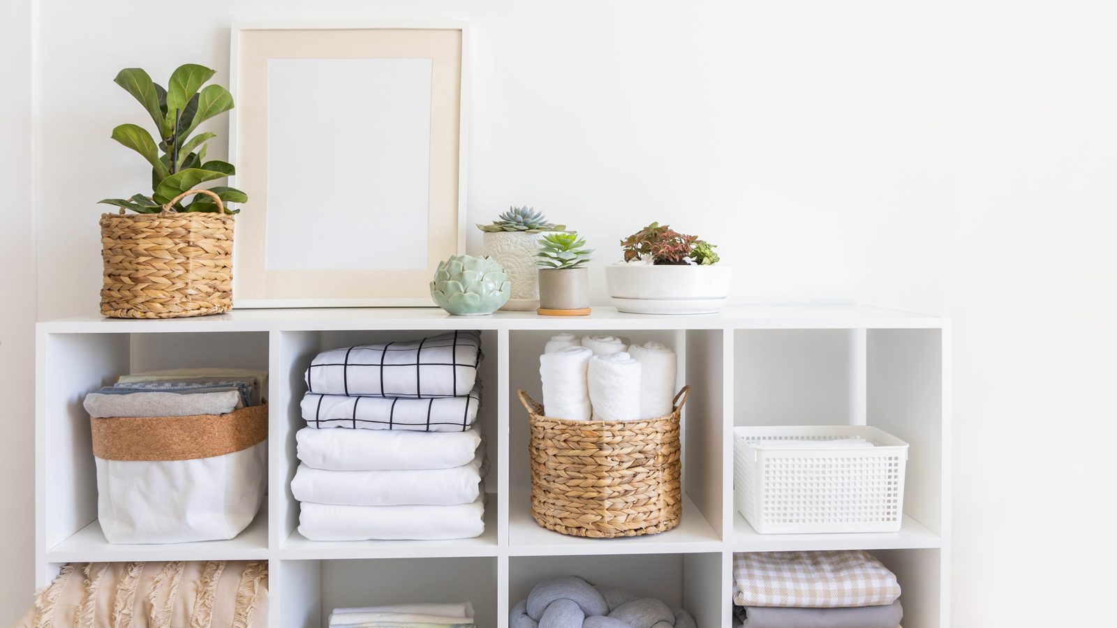 Étagères d'armoire avec du linge de maison soigneusement plié