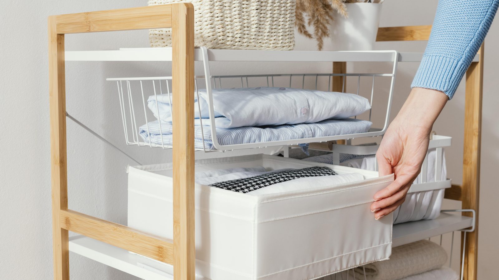 Armoire de chambre bien organisée avec étagères rangées