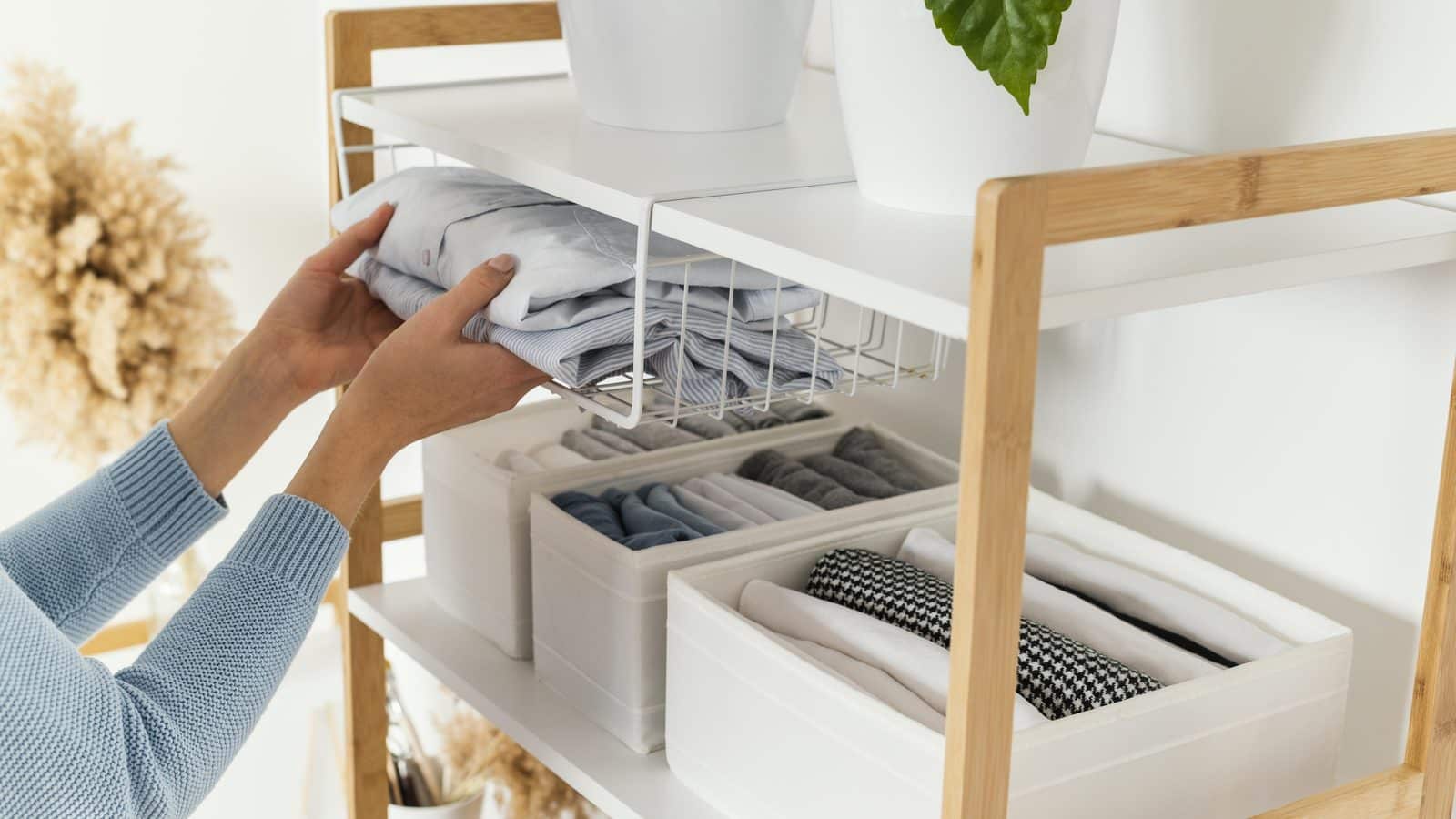 Armoire de rangement bien organisée dans une chambre