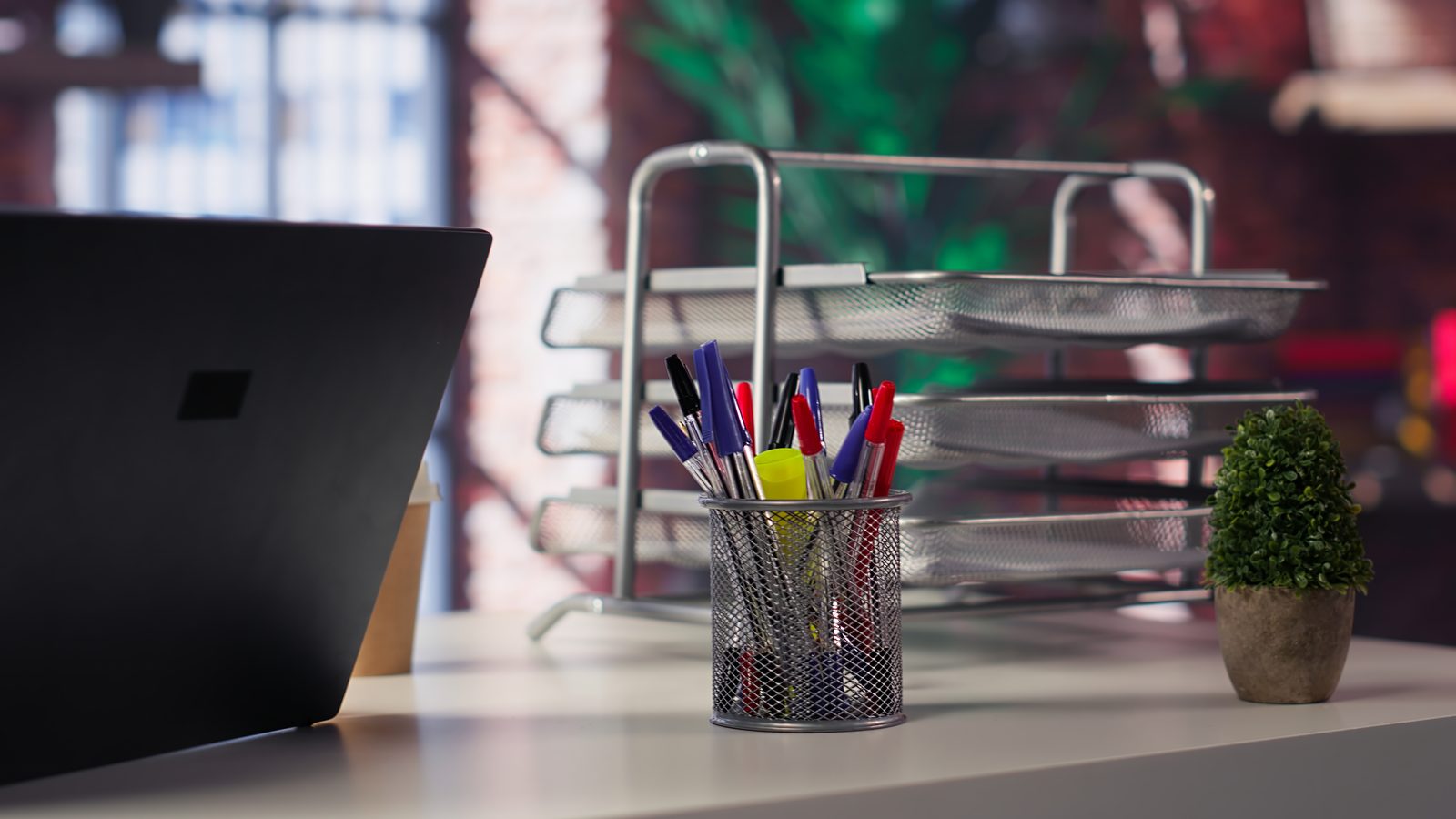 Bureau à domicile épuré avec espace de rangement optimisé autour du plan de travail