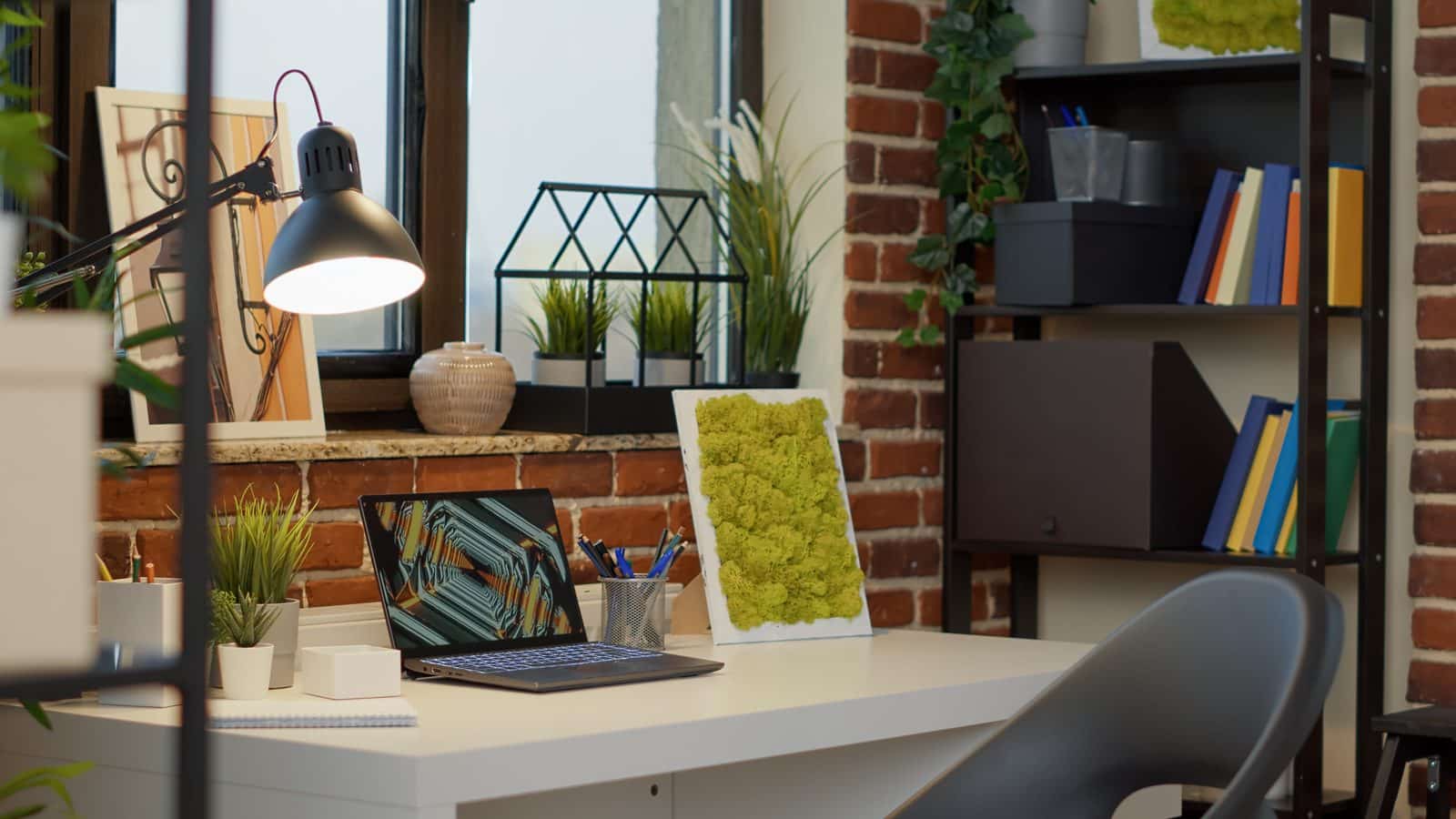 Bureau à domicile épuré avec ordinateur portable, prêt pour organiser ses papiers administratifs