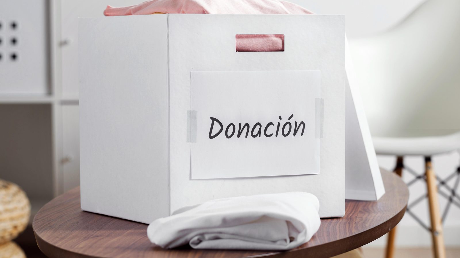 Carton rempli d'objets à donner pendant un tri à la maison