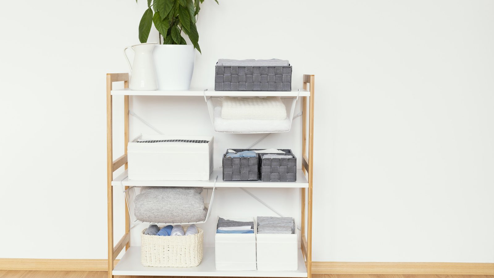 Armoire de rangement bien organisée avec étagères et paniers, sans perçage