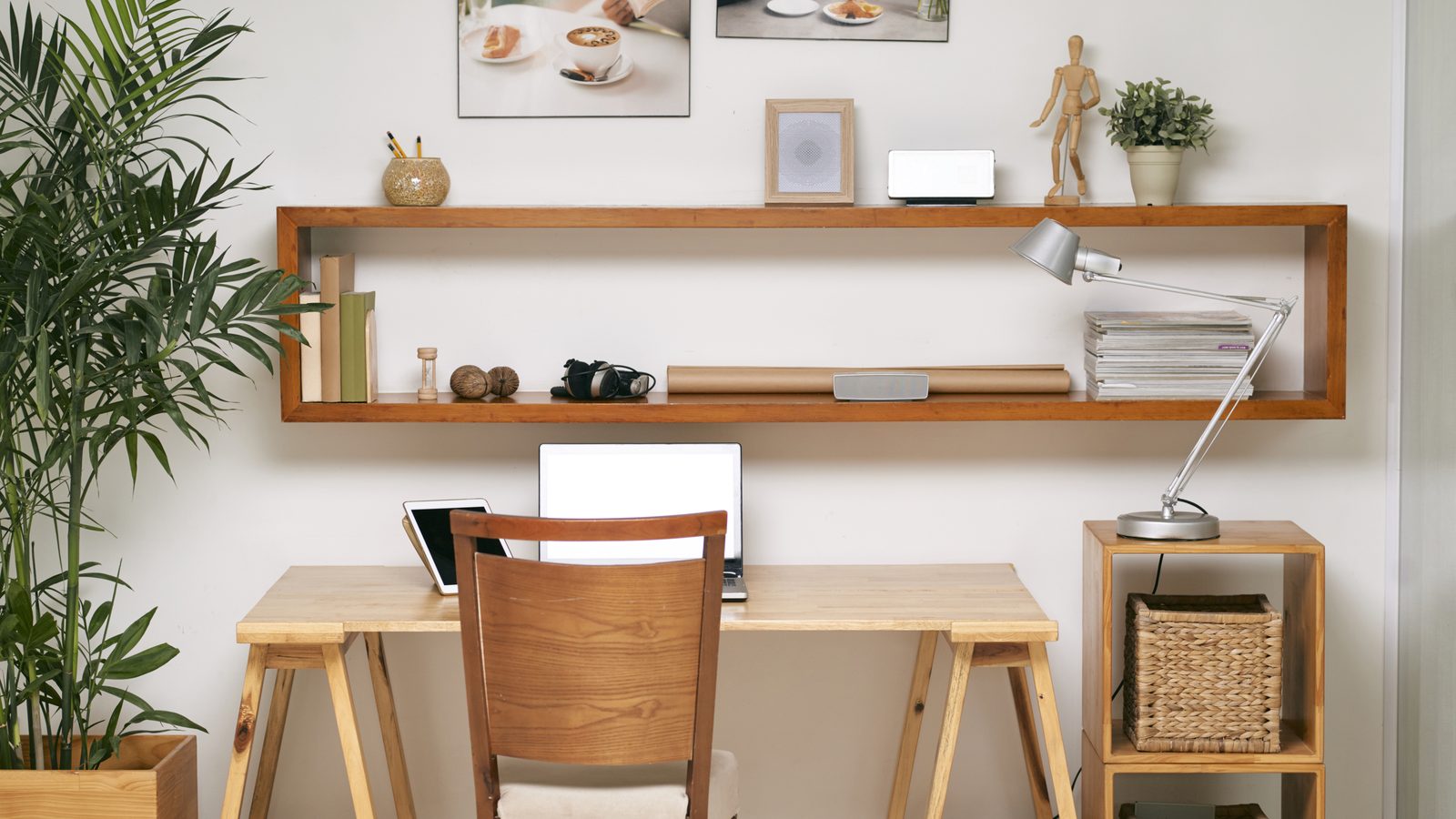 Poste de travail de bureau vide et bien rangé, prêt à l'usage