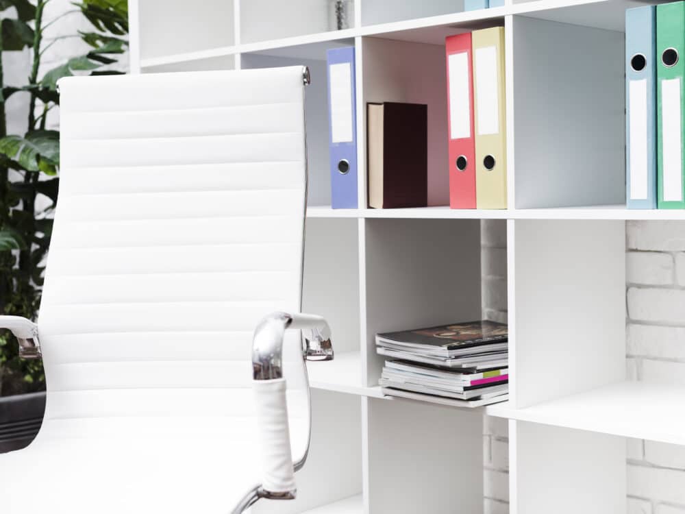 Bureau minimaliste dégagé, avec l'espace sous le plateau visible et libre pour les jambes