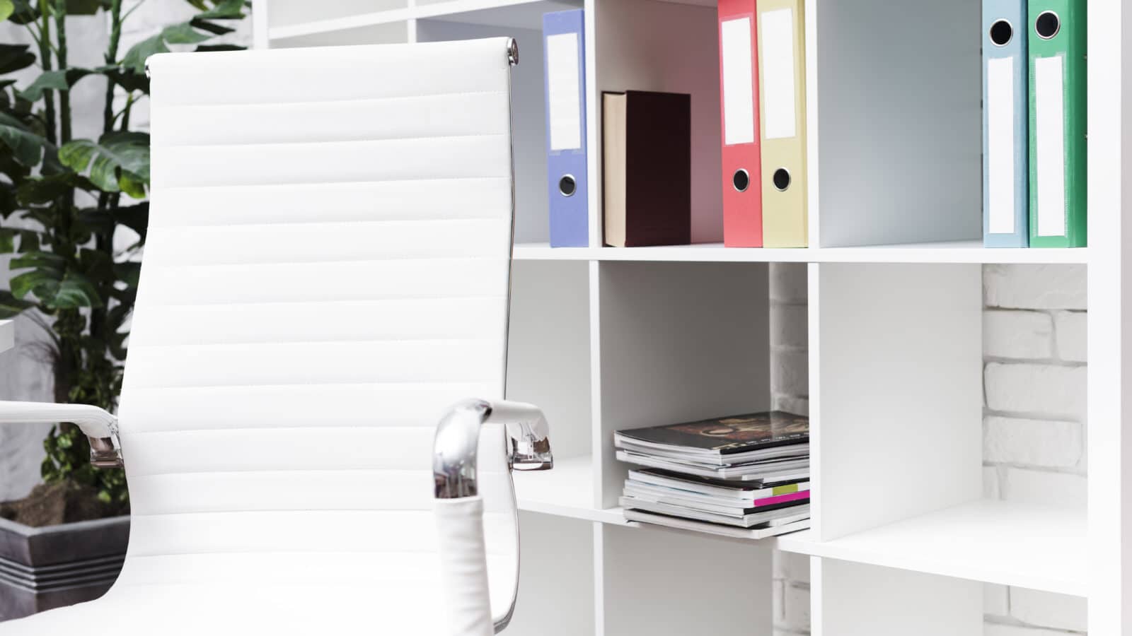 Bureau minimaliste dégagé, avec l'espace sous le plateau visible et libre pour les jambes