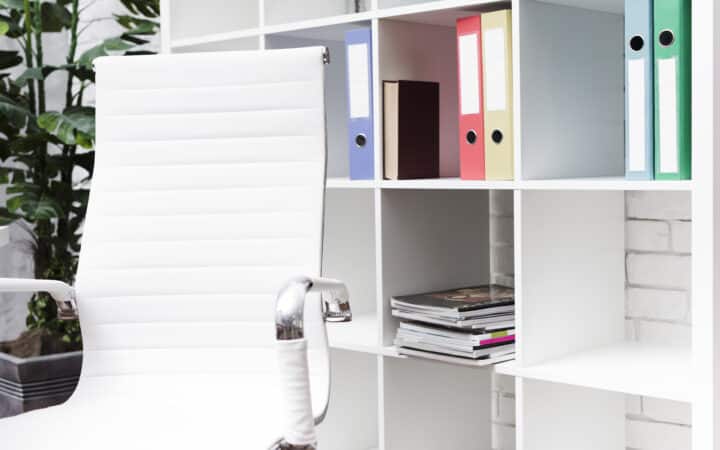 Bureau minimaliste dégagé, avec l'espace sous le plateau visible et libre pour les jambes